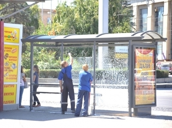 В Волгограде асфальтируют площадки у остановок