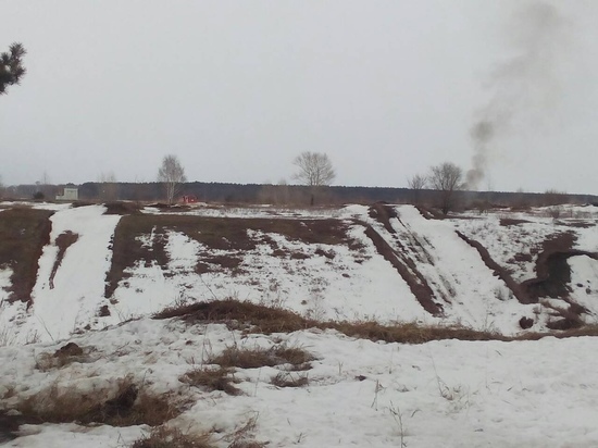 В Ульяновске у Петрова оврага загорелась несанкционированная свалка