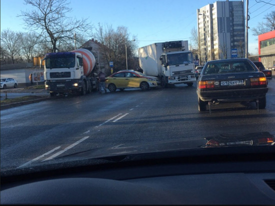 В Калининграде на Невского столкнулись грузовик, бетономешалка и легковушка