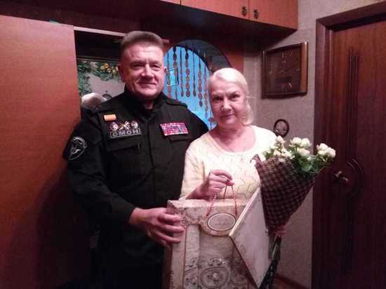 В Твери сотрудники Росгвардии навестили мать погибшего в Чечне омоновца