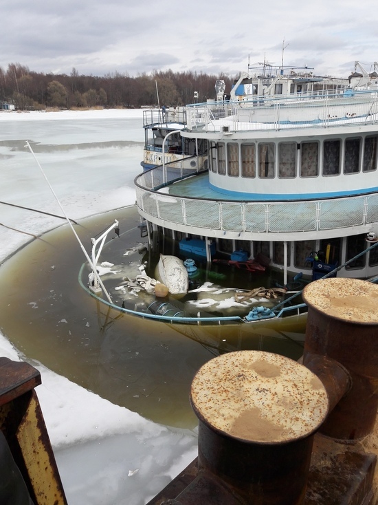 Пассажирский круизный теплоход затонул в Волге в Тверской области