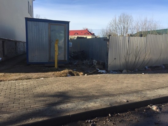 Псковичи жалуются на горы мусора на реконструированной улице Свердлова