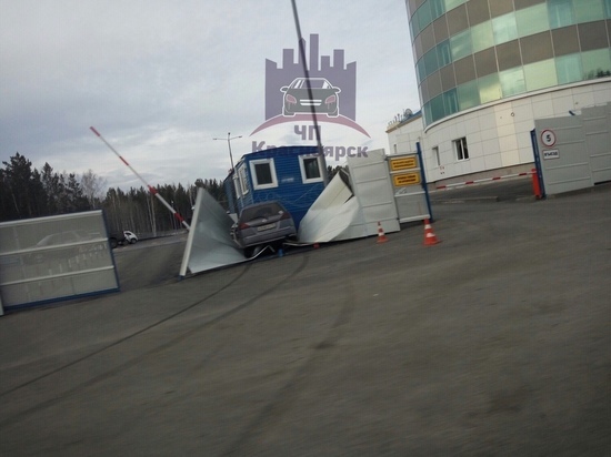 Около аэропорта Красноярск иномарка протаранила забор КПП