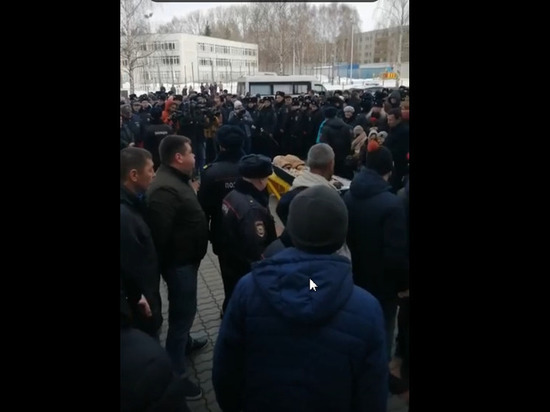 В Нижнекамске простились с убитым полицейским Динаром Саматовым
