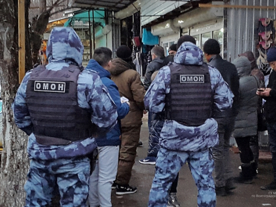 В Волгограде на Тракторном рынке полиция задержала 13 мигрантов