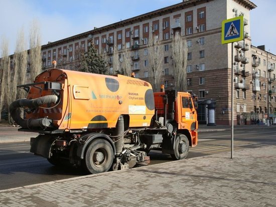 За ночь дорожники вывезли с волгоградских улиц более 200 тонн песка