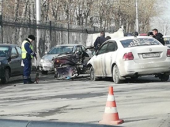 В Кемерове водителя доставали через крышу смятого после ДТП автомобиля