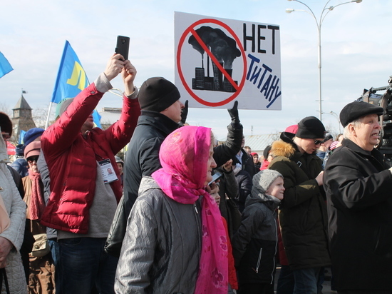Псковичи освистали и прогнали представителя «Титана» с митинга против строительства завода