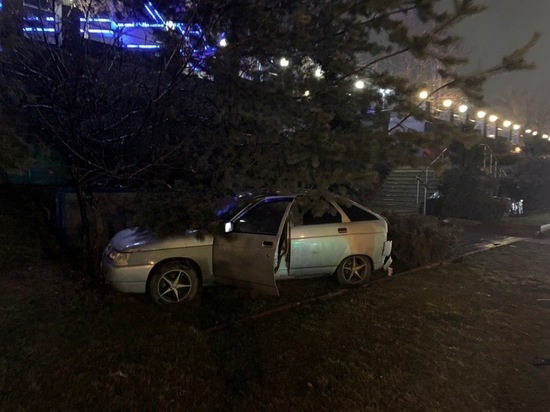 В Ростове после удара сзади, ВАЗ перескочил тротуар и уперся в стену