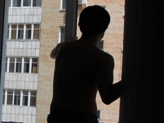 В Тамбовской области парень выпал из окна с пятого этажа