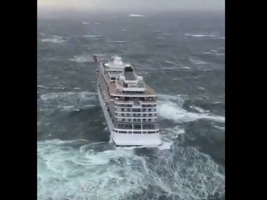 На лайнере Viking Sky завершена эвакуация, судно починили