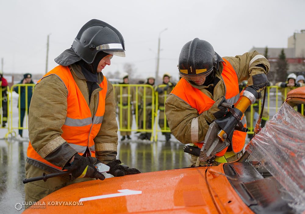 Хорошо поработали: спасатели распилили автомобиль в центре Петрозаводска