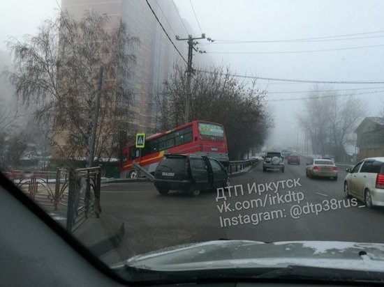 На улице Лермонтова в Иркутске автобус съехал в кювет