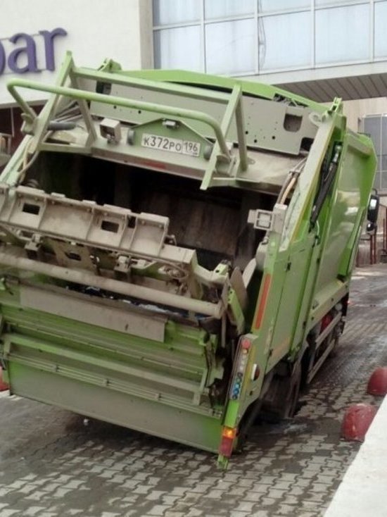 В Екатеринбурге мусоровоз провалился под асфальт