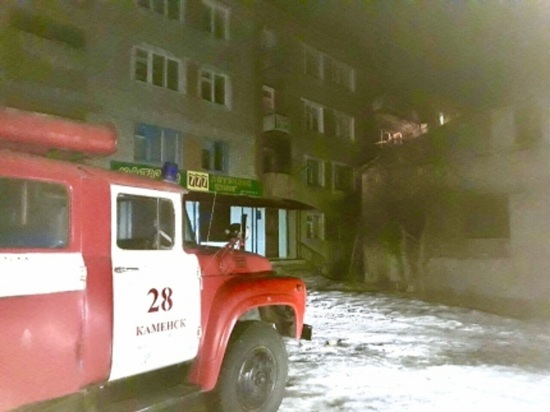 В Бурятии пожарные вывели людей из горящего общежития