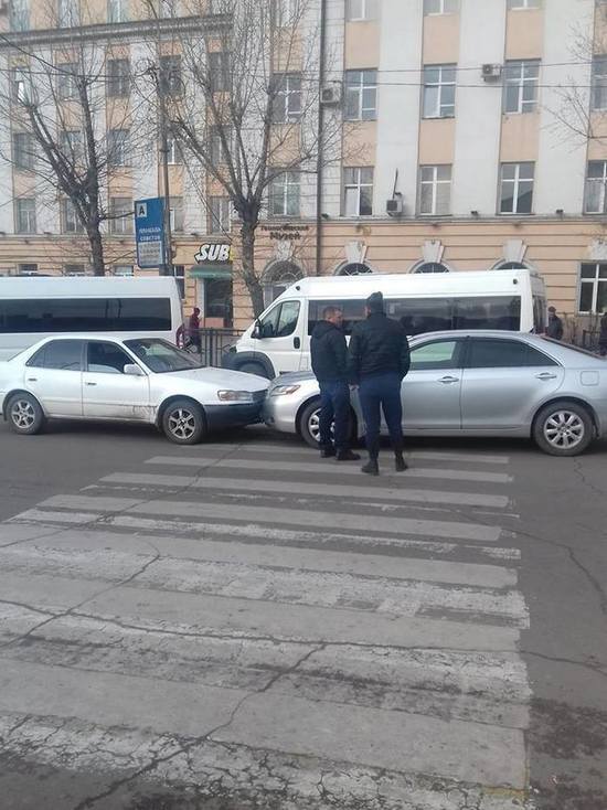 В Улан-Удэ иномарка без водителя устроила ДТП