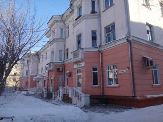 Ледяная глыба упала на подростков в Барнауле