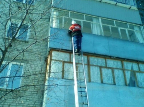 Через балкон на 3 этаже ульяновские спасатели залезли к 90-летней бабушке