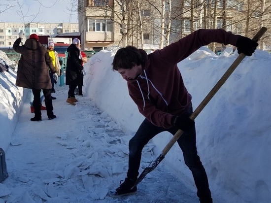Молодежь Ноябрьска очистила от снега детские площадки