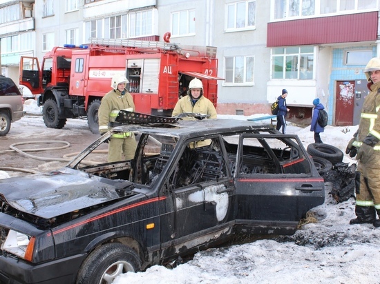 В Тверской области во дворе загорелся автомобиль
