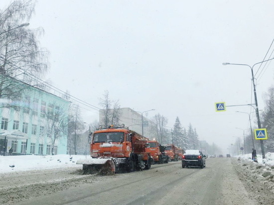 Более ста человек ликвидируют последствия весеннего снегопада в Чебоксарах