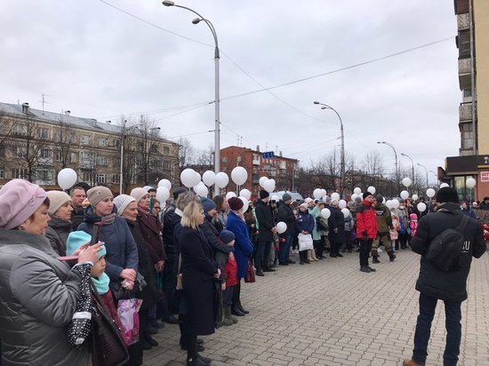В Кемерове в годовщину пожара в ТЦ «Зимняя вишня» запустили в небо белые шары