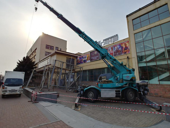 С кинотеатра "Гигант" в Хабаровске убрали металлическую конструкцию