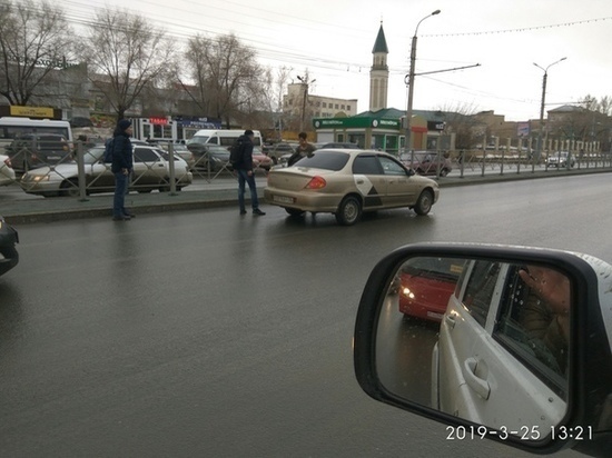 В Оренбурге на Терешковой таксист сбил девушку и затащил в машину