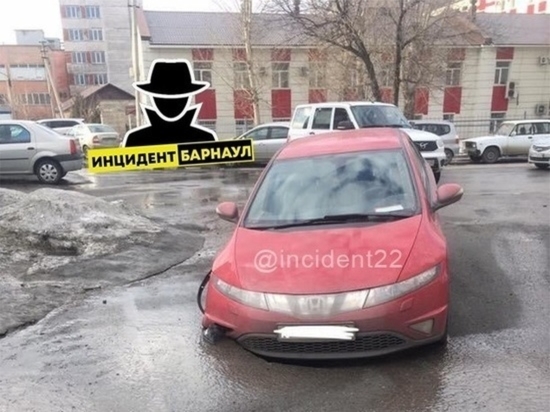 В Барнауле иномарка  провалилась под асфальт