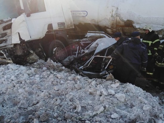Два человека погибли в лобовом ДТП с бензовозом в Чувашии