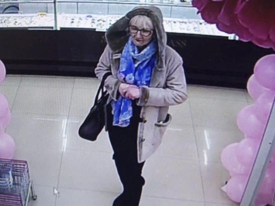 Полиция ищет женщину, похитившую сумку у иркутянки