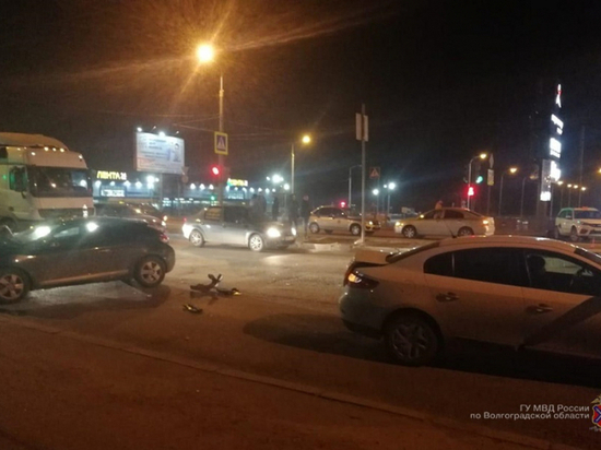 В ДТП с пятью машинами в Советском районе Волгограда пострадала женщина