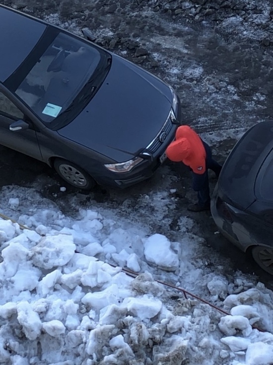 Кемеровчан обеспокоил подозрительный мужчина, осматривающий колёса машин