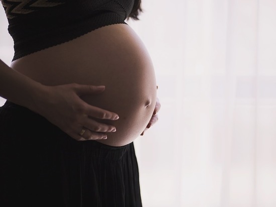 Беременные псковички просят власти пустить их мужей на роды