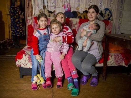 Многодетной матери-одиночке из Тверской области построили новую печь