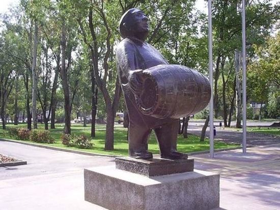 В Ростове активистка просит убрать памятник «пивовару»