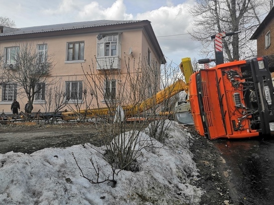 В Туле рухнувший автокран чудом не проломил жилой дом