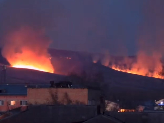 Жители Хакасии засняли огромный пожар на границе с Красноярским краем