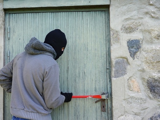 В Смоленске мужчина запер внутри своего дома вора, пока ехала полиция