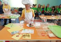 Дети из 7 детсадов в Красноярске демонстрировали свои кулинарные навыки: делали бутерброды, готовили овощной салат и украшали пирожные