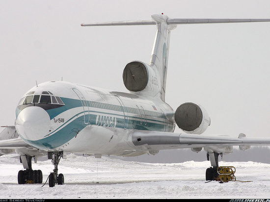 В ульяновском аэропорту снегоуборщик столкнулся с самолетом Минобороны