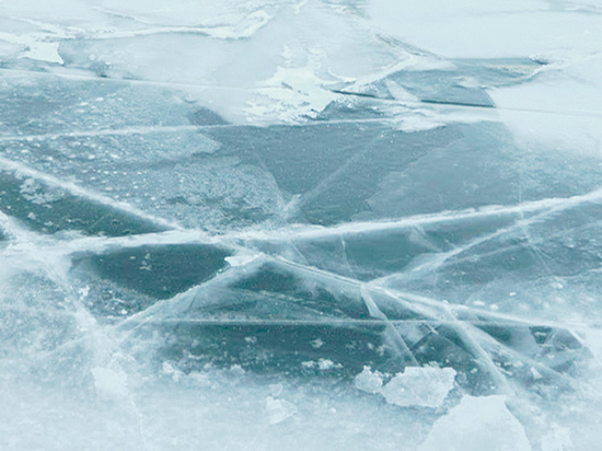 Три рыбака провалились под лед на Волге в Тверской области