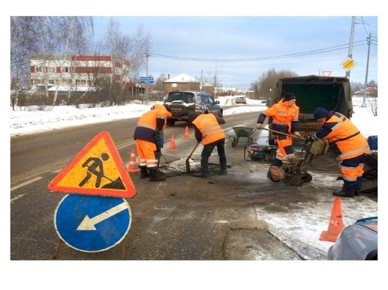 В Серпухове продолжается ямочный ремонт дорог