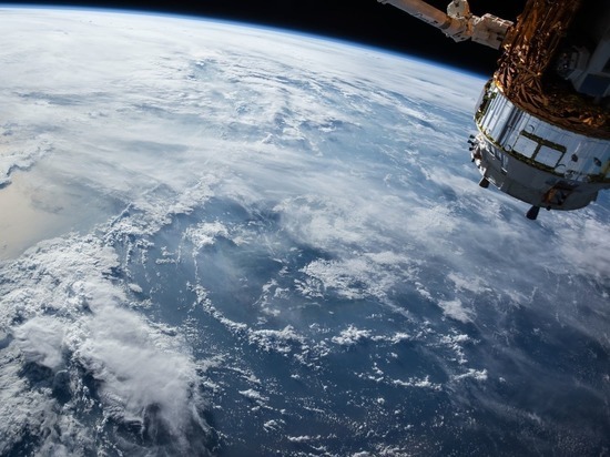 Российские ученые создали «хищный» спутник: будет питаться космическим мусором