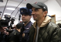 Михаил Абызов, доставленный в зал Басманного суда, общается со своими адвокатами