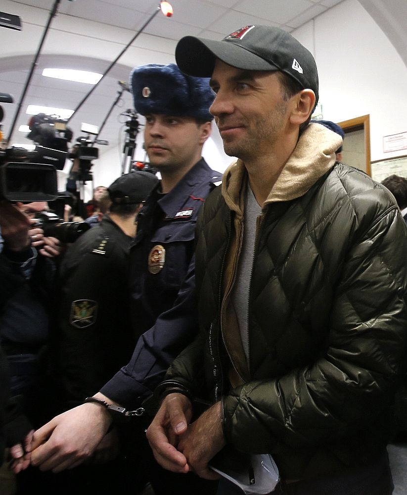 Улыбающегося Абызова доставили в суд: первые фотографии за решеткой