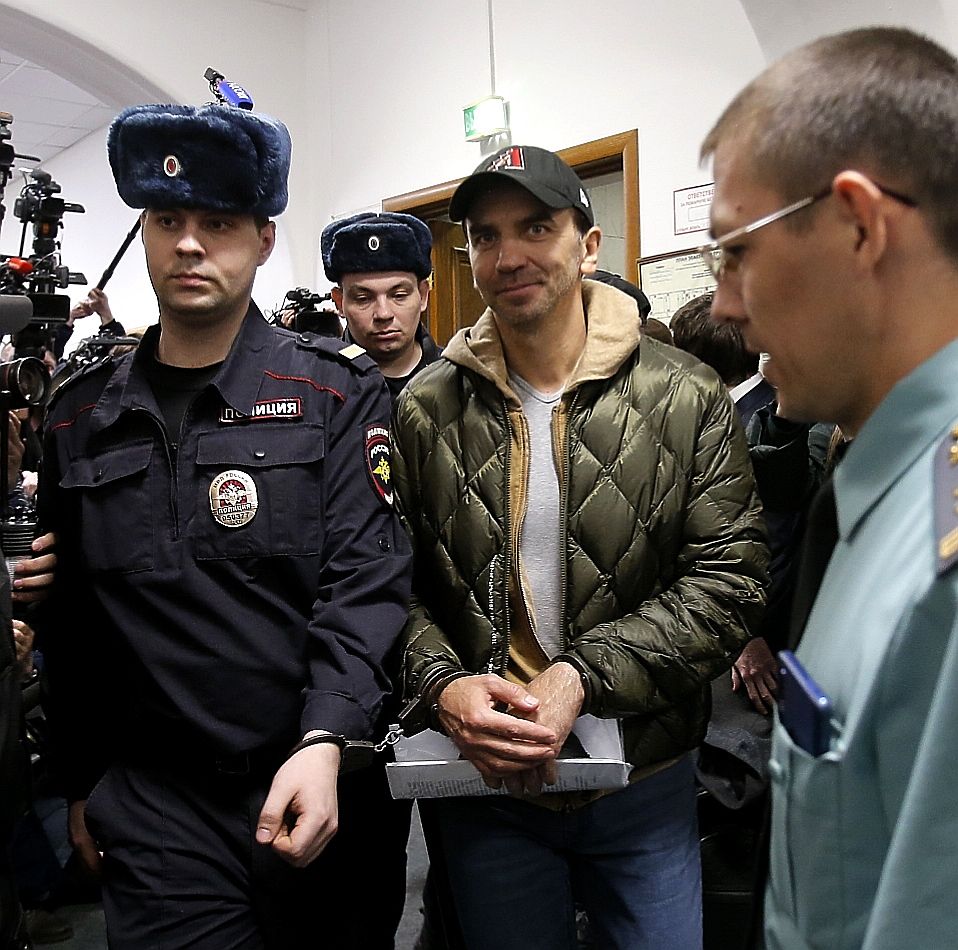 Улыбающегося Абызова доставили в суд: первые фотографии за решеткой