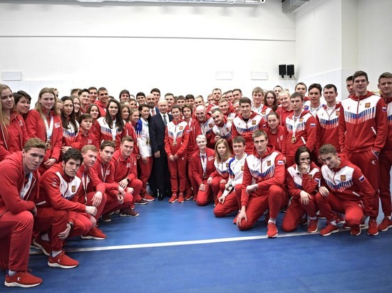 Путин отодвинул своего охранника от спортсменов