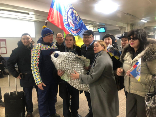 Алексея Булдакова встретили в аэропорту Улан-Удэ огромной рыбой