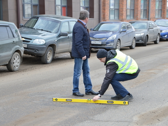 Специалисты проверяют качество выполненного дорожного ремонта в Твери